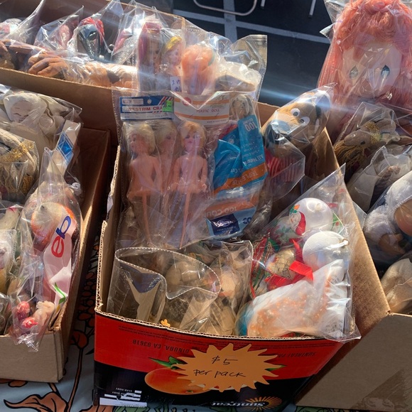 $8 for 3 kNic-knac bags of used toys/decor & more excellent 4 resellers - Picture 4 of 16